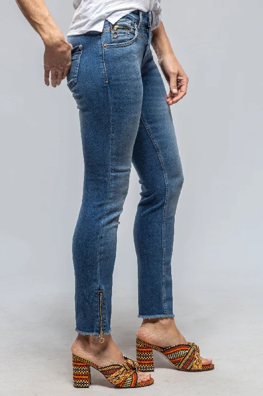 Blowout Sale MAC Rich Slim Chic in Authentic Indigo