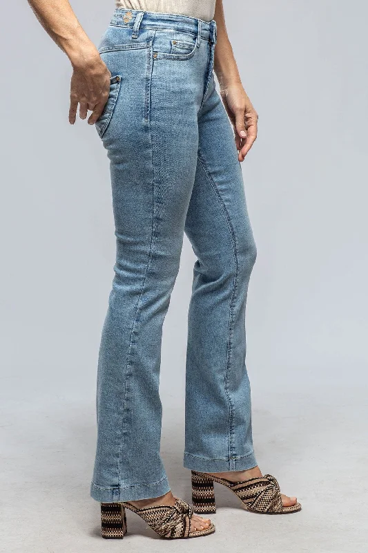Friends and Family Sale MAC Dream Boot Authentic in Summer Blue Clouds