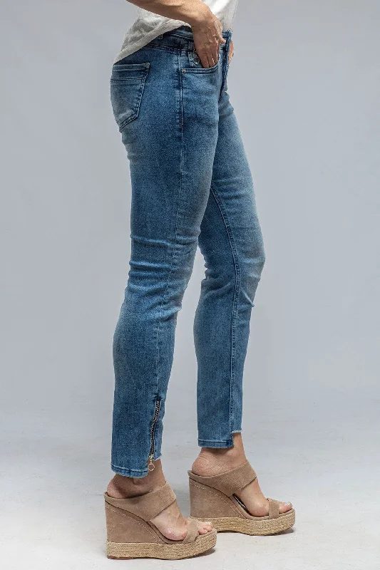 Doorbuster Deal MAC Rich Slim Chic in Authentic Bleach Wash