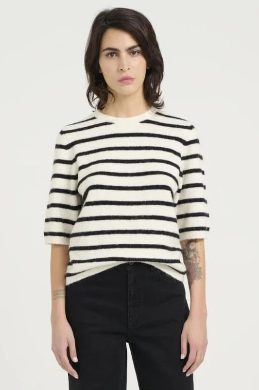 Gestuz - Alphagz Ss Tee Striped - 106145 Ivory Black Striped